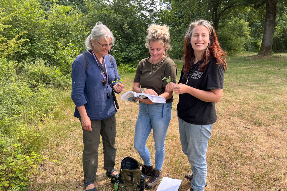 Nienke Visser (r) helpt rodologen in spé, velddag Beerze