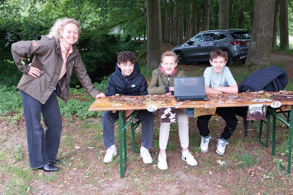 Fleur Schilt met leerlingen