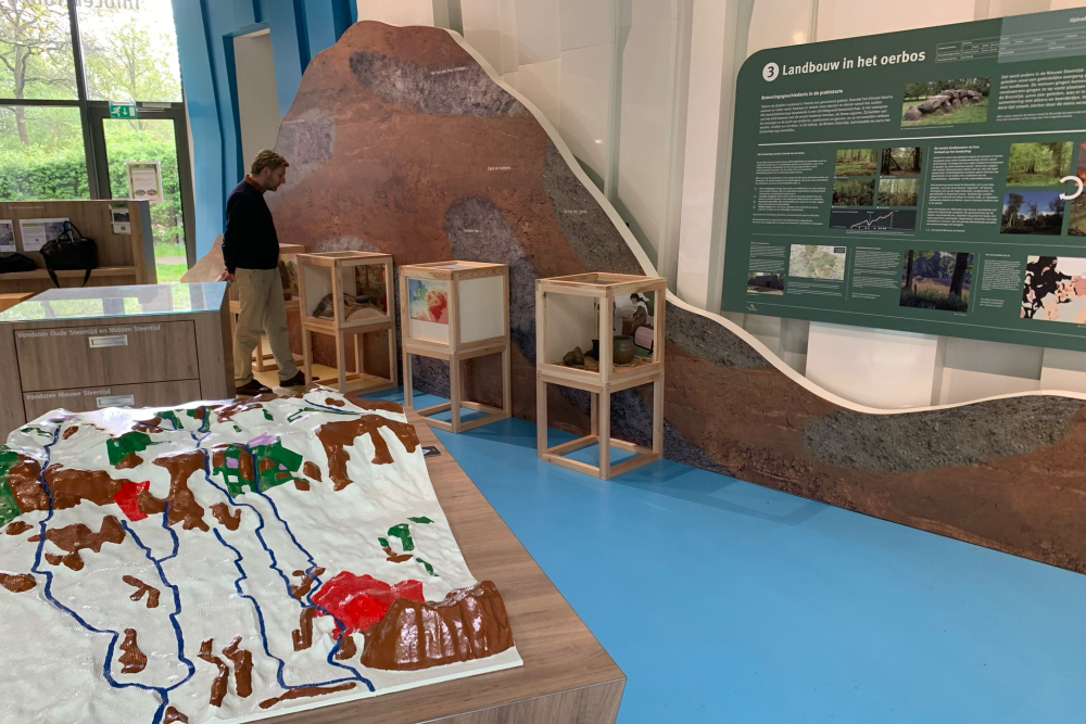 Trechterbeker expositie bij IJs en Es in Mander, foto Louiset