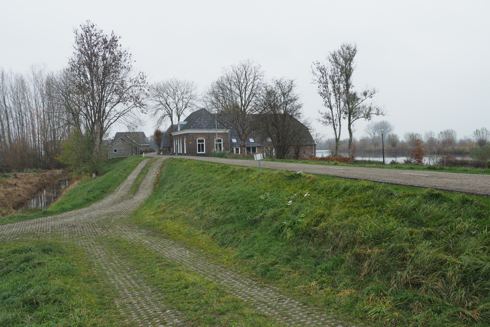 Huis op de dijk langs het Zwarte Water in Genne-Overwaters, Nico Kloek