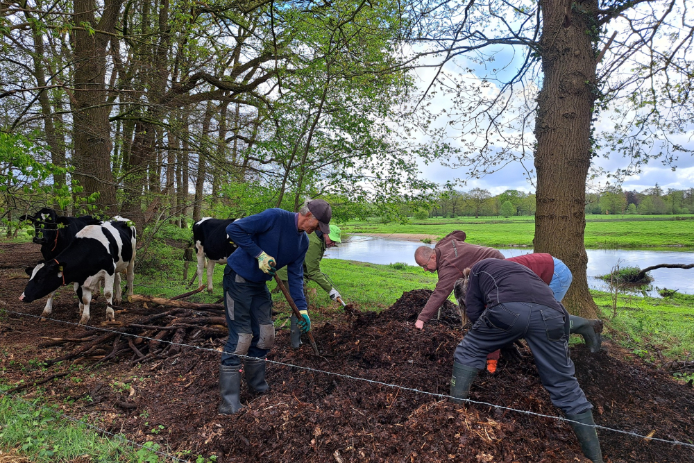 vrijwilligers aan de slag met broeihopen