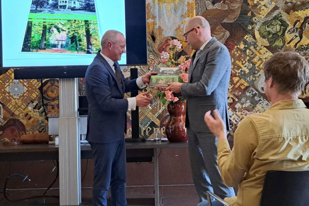 Boekuitreiking, burgemeester Roelof Bleker & Michael Sijbom