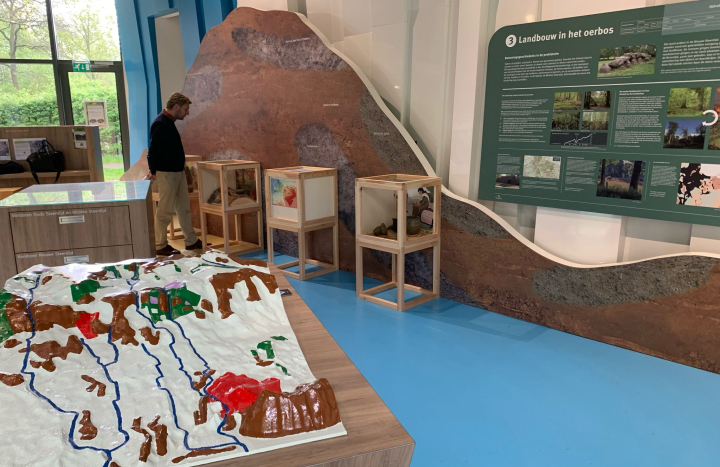 Trechterbeker expositie bij IJs en Es in Mander, foto Louiset