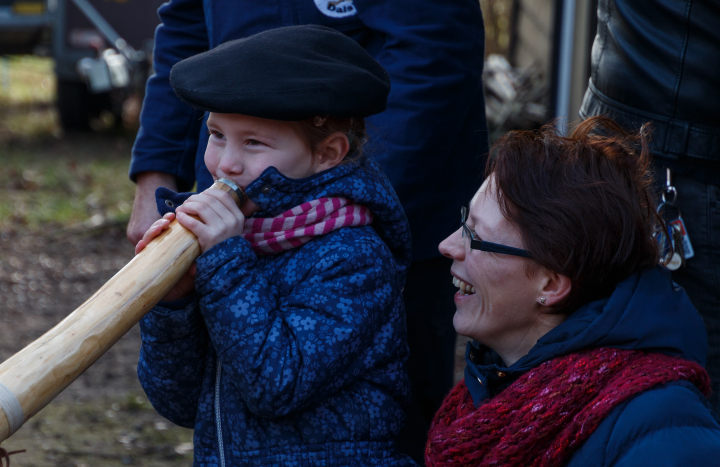 kind blaast op midwinterhoorn 