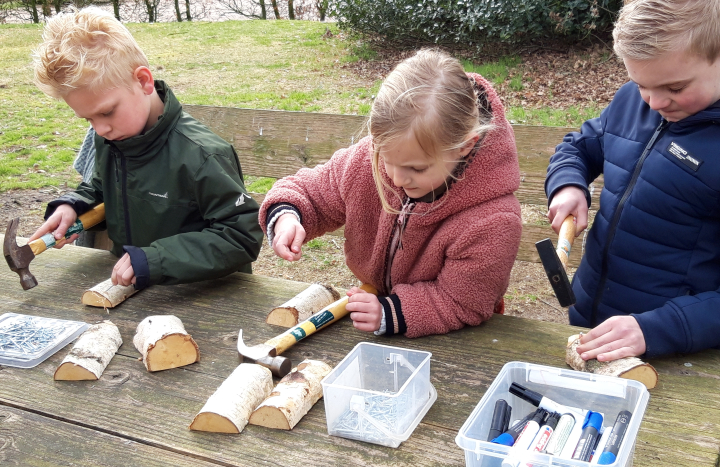 Kinderen egeltje timmeren, Wheem