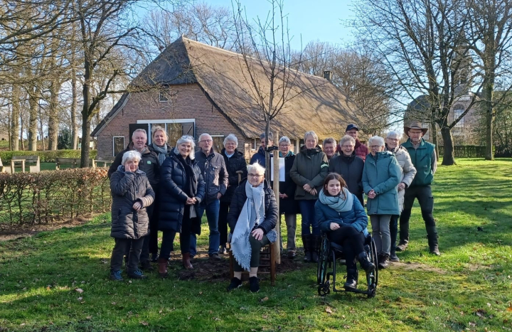 Aanplant appelboom voor Willy Moes-Dijsselhof