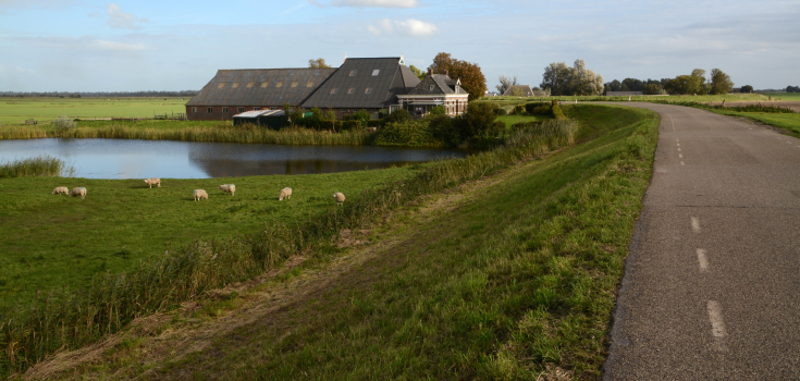 Boerderij tegen de dijk in Blankenham. De kolk is het gevolg van een vroegere dijkdoorbraak. Nico Kloek